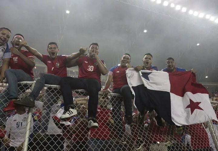 Aficionados en el estadio Rommel Fernández./ Foto Anayansi Gamez