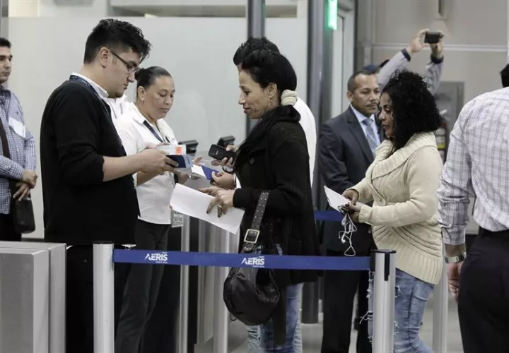 Migrantes cubanos hacen fila el 11 de marzo de 2016, para abordar un avión y viajar a Nuevo Laredo, México, en su ruta para los Estados Unidos, en el aeropuerto Juan Santamaría en San José (Costa Rica). EFEArchivo