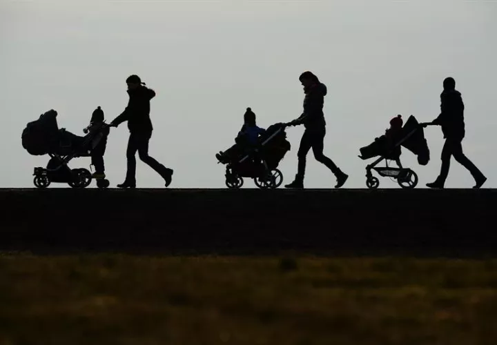 Tres mujeres pasean con sus bebés, cerca de Oberhomberg (Alemania). EFEArchivo