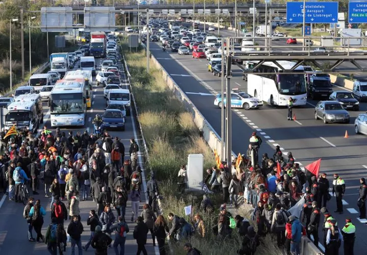 Un grupo de manifestantes corta la C-31 a la altura de L'Hospitalet durante una nueva jornada de huelga general en Cataluña en la que una docena de carreteras se encuentran cortadas en algunos puntos debido a la acción de piquetes. EFE