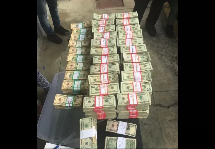 Vista general del dinero decomisado después que fue contabilizado por las autoridades.  /  Foto: @ProtegerYServir