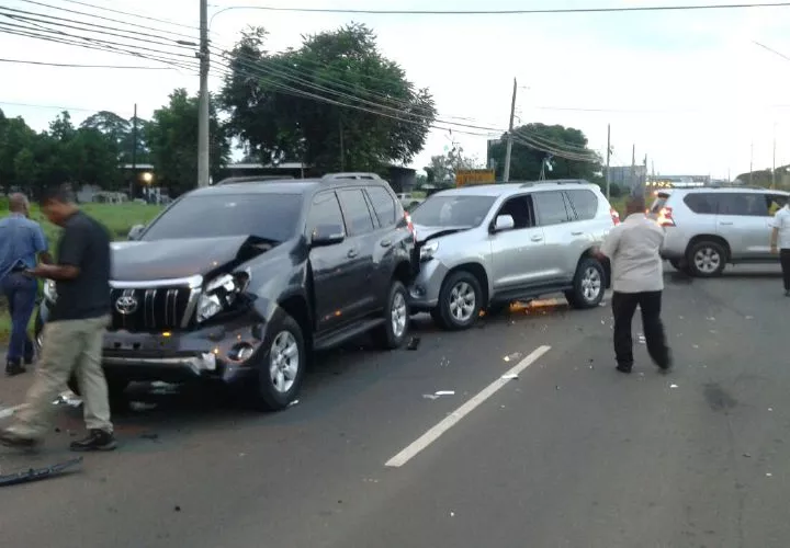 En el accidente están involucradas tres camionetas.