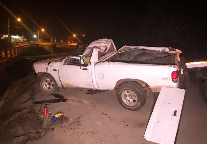 El pick terminó con toda la capota de la cabina achurrada, lo que pudo costarle la vida al herido.