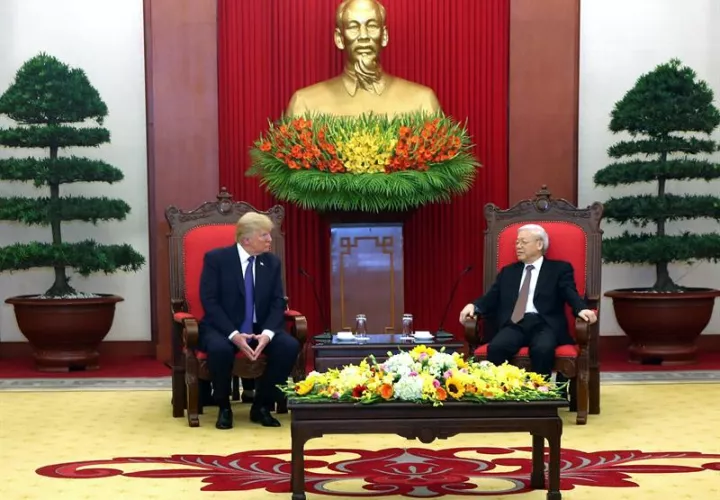 El presidente de Estados Unidos, Donald J. Trump (i) habla con el Secretario General del Partido Comunista de Vietnam Nguyen Phu Trong (d) durante su encuentro en Hanoi, Vietnam, el 12 de noviembre de 2017. Trump está de visita oficial en Vietnam. EFE