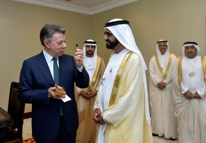 Juan Manuel Santos (L) entrega presente al vicepresidente y primer ministro de los Emiratos Árabes Unidos, y al gobernante de Dubai, jeque Mohammed bin Rashid Al Maktoum (R). Foto: EFE