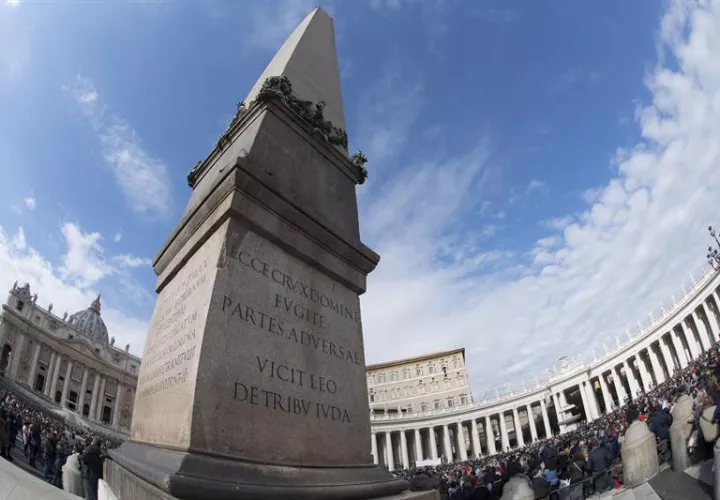 vista general tomada con un lente súper gran angular del Papa Francisco saludando a la multitud mientras recita la oración del mediodía del Ángelus desde la ventana de su estudio con vistas a la Plaza de San Pedro, en el Vaticano. /  EFE