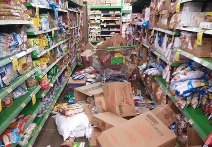 Los bomberos informaron de daños materiales fundamentalmente en supermercados por caída de estanterías. /  EFE