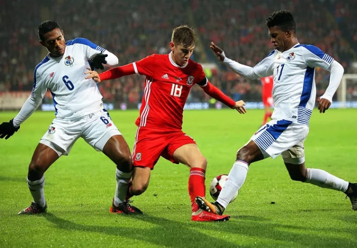 Manuel Vargas (i) y Luis Ovalle (d) en acción ante Davide Brooks (c) de Gales. Foto: EFE