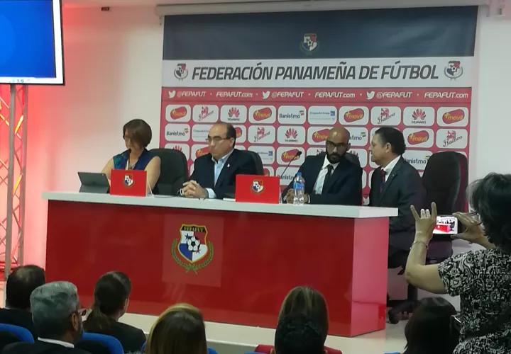 Miembros de la Fepafut y la empresa Viajescolon.com durante la conferencia de prensa/ Foto: Roberto Acuña