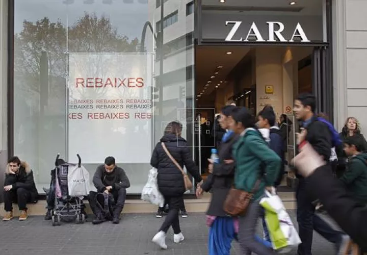 Un grupo de jóvenes pasa por una calle comercial de Barcelona. EFEArchivo
