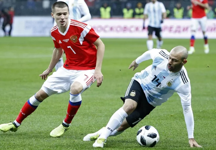 Javier Mascherano (derecha.) jugó todo el partido contra Nigeria. Foto: EFE