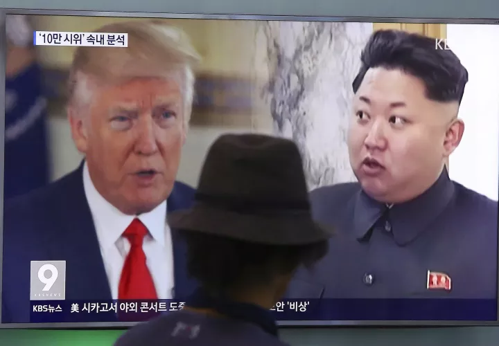 Un hombre mira una pantalla de televisión que muestra al presidente estadounidense Donald Trump y al líder norcoreano Kim Jong Un, a la derecha.  Foto: AP Archivo