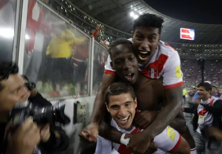 Los jugadores peruanos celebran su clasificación/ AP