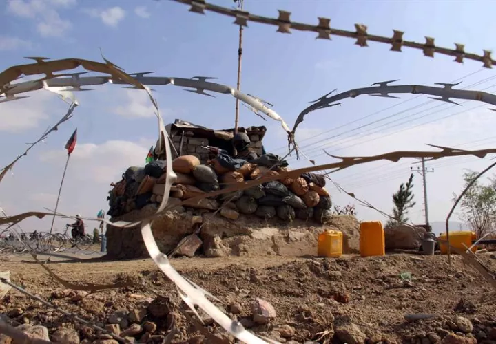 Un policía afgano hacía guardia en un puesto de control en una carretera, tras varios ataques coordinados perpetrados contra puestos policiales en Kandahar (Afganistán), el pasado lunes. EFE