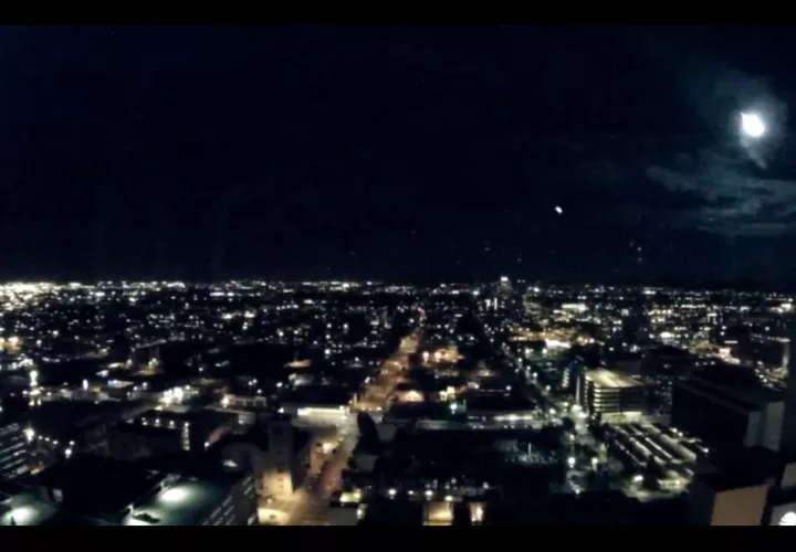 Vista general del paso del meteorito.  