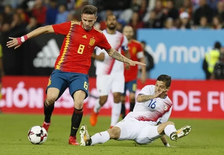 El centrocampista de España Saúl Ñíguez (i) lucha con el defensa de Costa Rica Cristian Gamboa durante el partido amistoso que disputan esta noche en el estadio de La Rosaleda (Málaga). EFE/Jose Manuel Vidal.