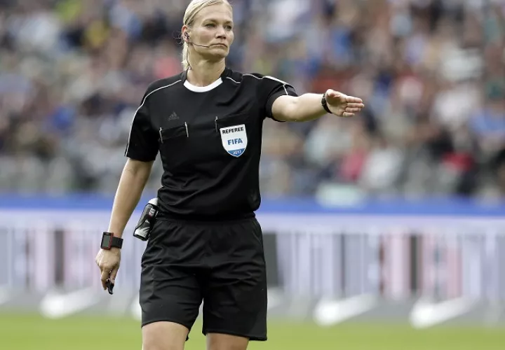 Bibiana Steinhaus aún trabaja a tiempo parcial como policía. Foto: AP