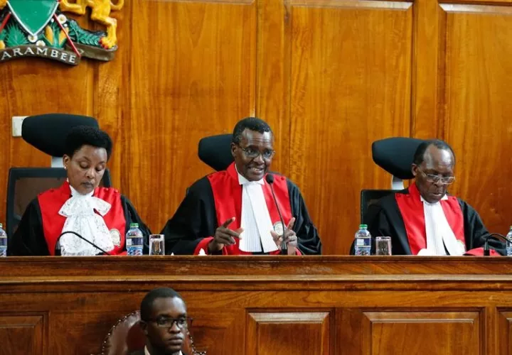 Varios jueces del Tribunal Supremo anuncian la validación del resultado de las elecciones del pasado 26 de octubre, boicoteadas por la oposición, en Nairobi, Kenia. EFE