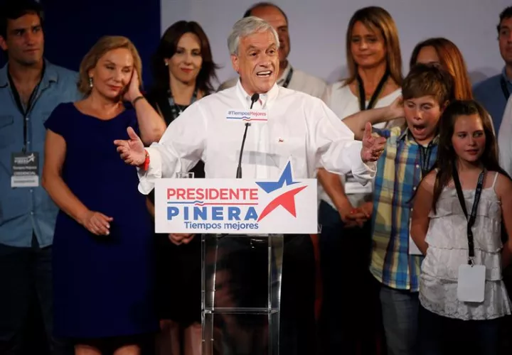 El expresidente de Chile y candidato presidencial de la coalición Chile Vamos, Sebastián Piñera, habla ante simpatizantes en el hotel Crown Plaza, en Santiago (Chile). EFE