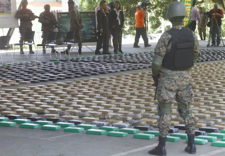 La Fiscalía de Drogas de Darién fue la encargada de realizar el conteo de la cuantiosa cantidad de droga decomisada.  Fotos Edwards Santos Crítica