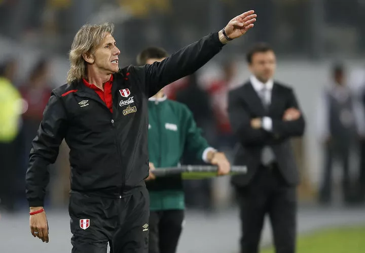 El entrenador de Perú, Ricardo Gareca, señaló que si le toca un grupo accesible &quot;la meta&quot; será clasificarse para los octavos de final. Foto AP
