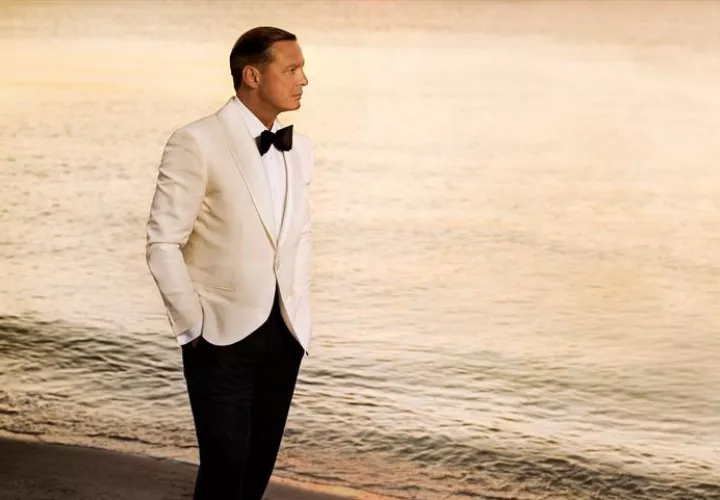 Fotografía cedida por Warner Music hoy, viernes 24 de noviembre de 2017, que muestra al cantante mexicano Luis Miguel durante una sesión fotográfica. EFE