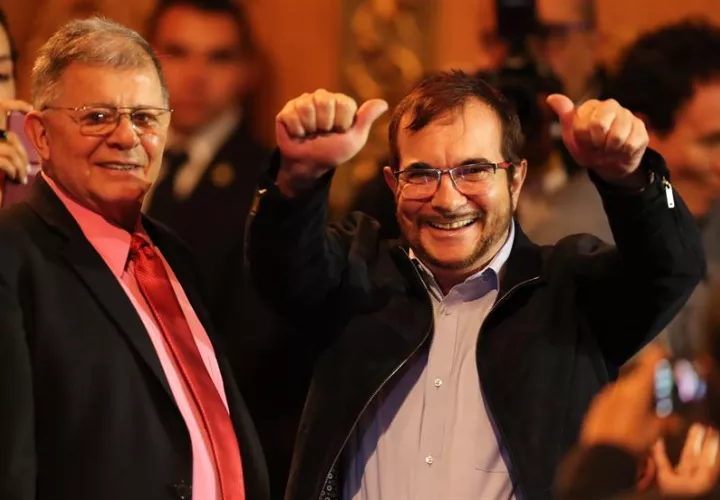 integrantes del partido FARC Rodrigo Granda (i) y Rodrigo Londoño (d) asisten al acto de conmemoración del primer aniversario de la firma de la paz con las FARC hoy, viernes 24 de noviembre de 2017, en Bogotá (Colombia). EFE