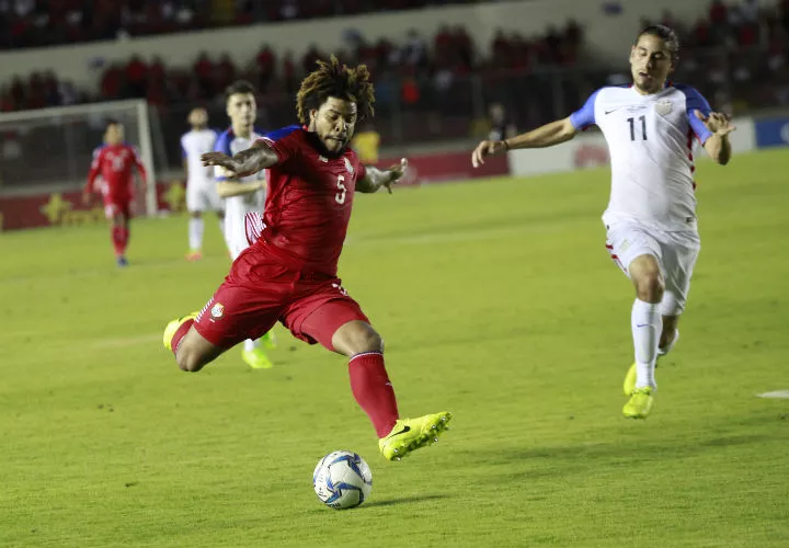 El defensa Román Torres (izq.) fue el que le dio el boleto a Panamá al Mundial Rusia 2018. Foto Anayansi Gamez