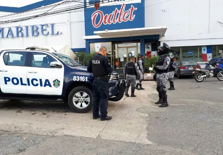 Las unidades policiales llegaron al área y montaron un operativo en búsqueda del agresor, quien se dio a la fuga.