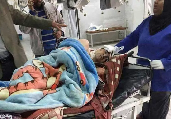 Una de las personas heridas ingresa a un centro hospitalario. FOTO AP