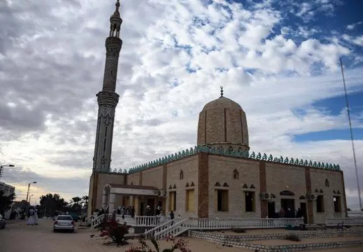 Una vista exterior de la mezquita. Al-Rawda 