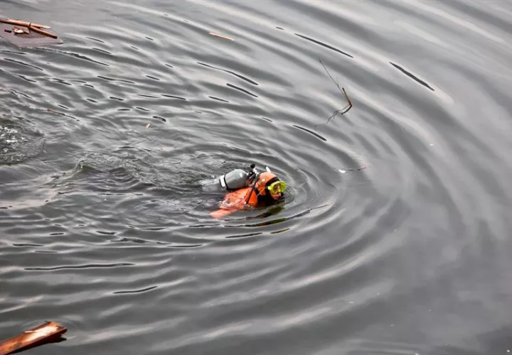 Un buzo de un equipo de rescate de la Guardia Costera Japonesa busca cadáveres de las víctimas de un accidente acontecido en 2011 al noroeste de Japón. EFEArchivo