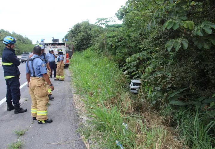 Se investiga para ubicar al dueño del vehículo y determinar qué fue lo que ocurrió y si este hecho dejó algún herido. / Foto: .@bomberoscocle