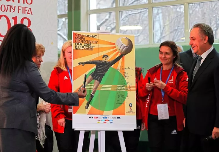 La secretaria general de la FIFA, Fatma Samoura (i), y el viceprimer ministro ruso, Vitaly Mutko (d), participan en la presentación del póster oficial del Mundial de Fútbol 2018 en Moscú /EFE