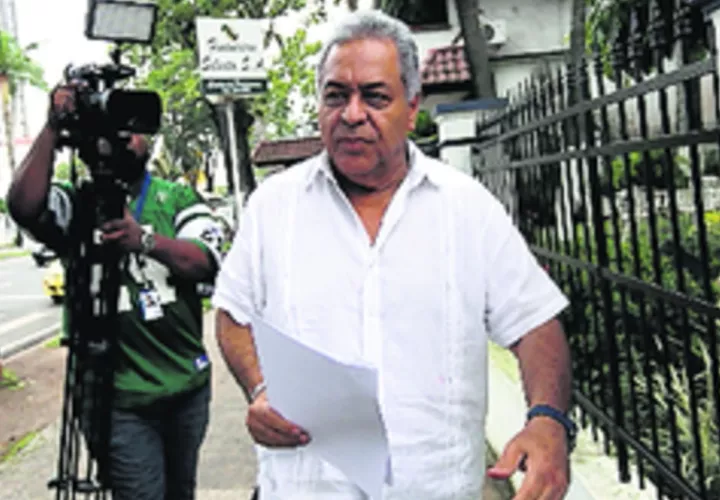 Hizo la petición a través de sendas cartas al ministro Dulcidio de la Guardia y al contralor Federico Humbert.