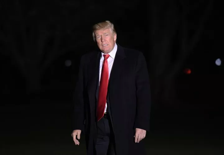 El presidente de EE. UU., Donald J. Trump, sale del Marine One después de llegar al jardín sur de la Casa Blanca en Washington. EFE