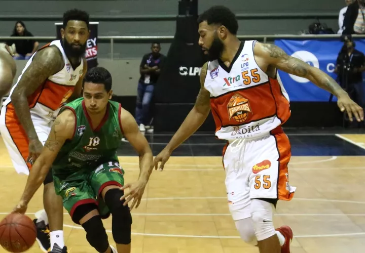 C.J. Rodríguez (der.) y Josimar Ayaza a la defensa. Foto: Cortesía
