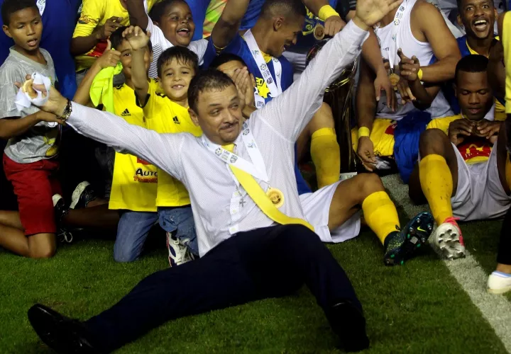 Parra festeja el título logrado con el Chorrillo F.C. Foto: Anayansi Gamez