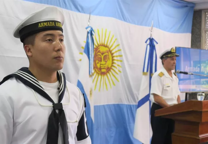 El capitán de navío Enrique Balbi (d) habla durante una rueda de prensa en Buenos Aires (Argentina), para dar parte de las últimas actualizaciones en la búsqueda del submarino ARA San Juan, desaparecido desde hace 19 días con 44 tripulantes a bordo. EFE