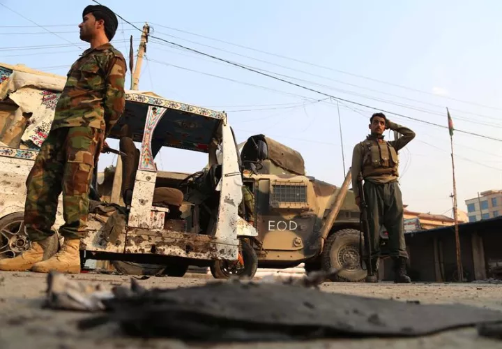 Funcionarios de seguridad afganos inspeccionan la escena de la explosión de una bomba en Jalalabad, Afganistán.  /   EFE