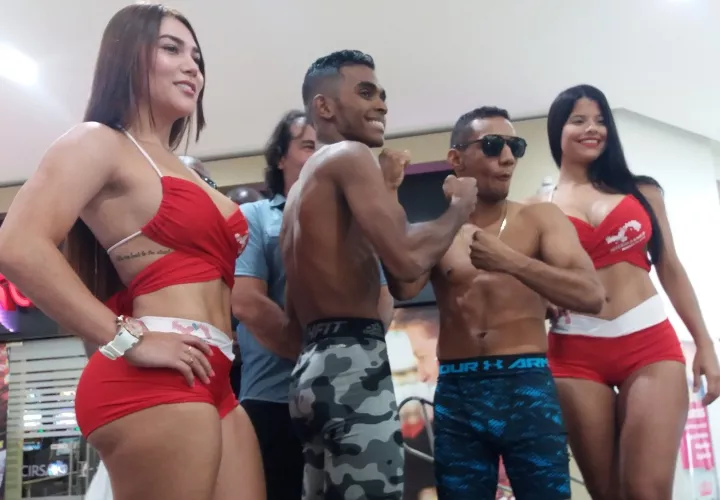 Amrit “Kung Fu” Herrera y Carlos “Arañita” Ortega no tuvieron problemas en el pesaje oficial. Fotos: Joel Isaac González