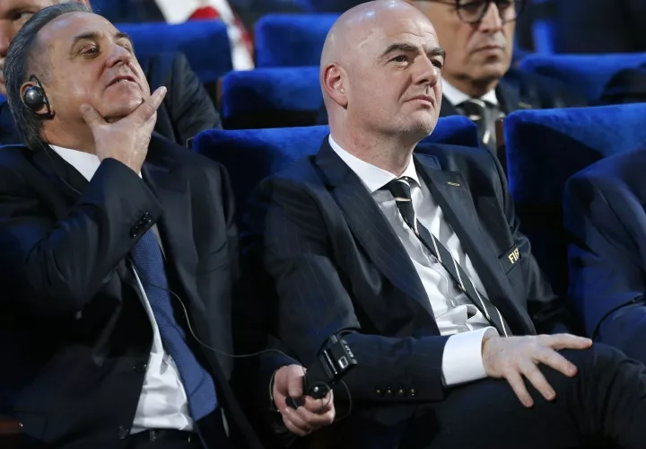 Vitaly Mutko (izq.) junto a Gianni Infantino, presidente de la FIFA. Foto: AP