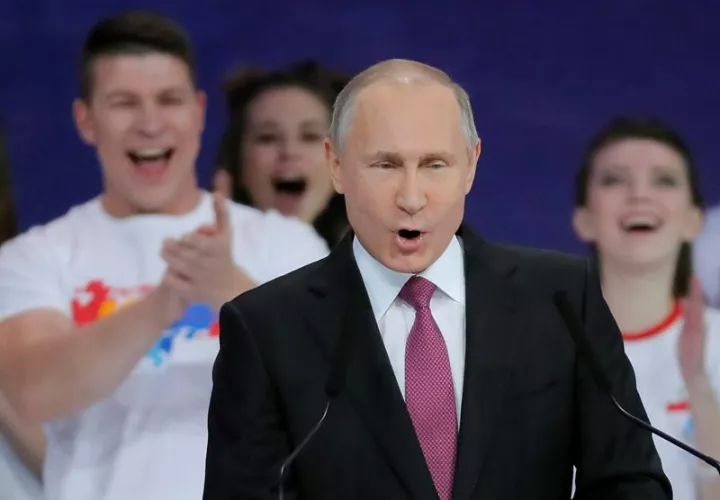 El presidente ruso, Vladímir Putin, da un discurso durante su participación en un foro de voluntarios, en Moscú (Rusia) hoy. EFE