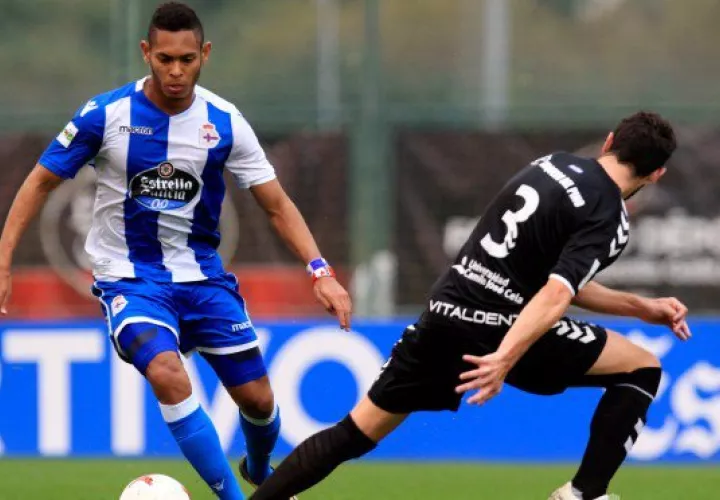 Ismael Díaz (izq.) sigue haciendo su trabajo en la Segunda B de España.