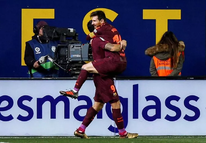 Lionel Messi (dcha.) festeja su gol con Luis Suárez. Foto: EFE