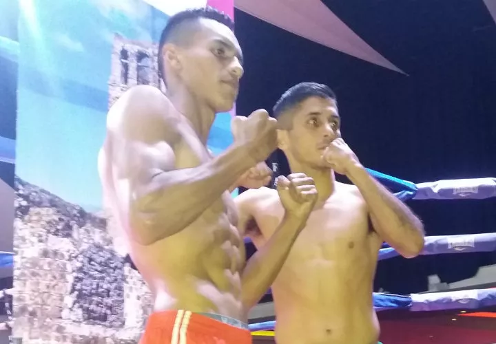 Bryan &quot;La Roca&quot; De Gracia (izq.) y Sergio &quot;Time to Shine&quot; Perales luego del pesaje oficial. Foto: Joel Isaac González