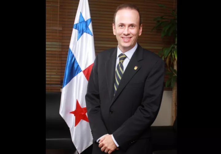 Iván Zarak Arias, se graduó como Ingeniero Industrial, en Texas A&amp;M University en 1995, laboró en Banistmo, Portobelo Capital y es socio fundador de Prival Bank.