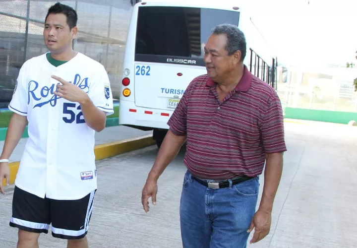 El exlanzador Bruce Chen junto a su padre, José.