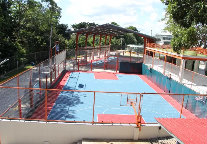 Las dos canchas de baloncesto, una techada y las otra al aire libre.