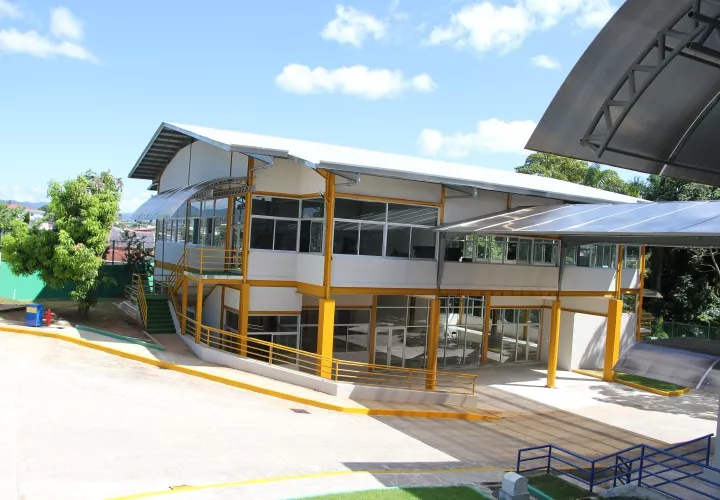 El centro tiene gimnasio techado para artes marciales y gimnasia, salones de baile.